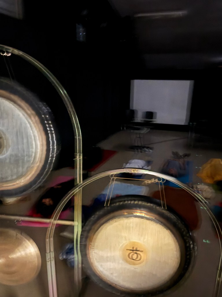 Riviera Gong, Bain de gongs au Salon de Bien être la Londe-les-Maures par Angie Arcangioli