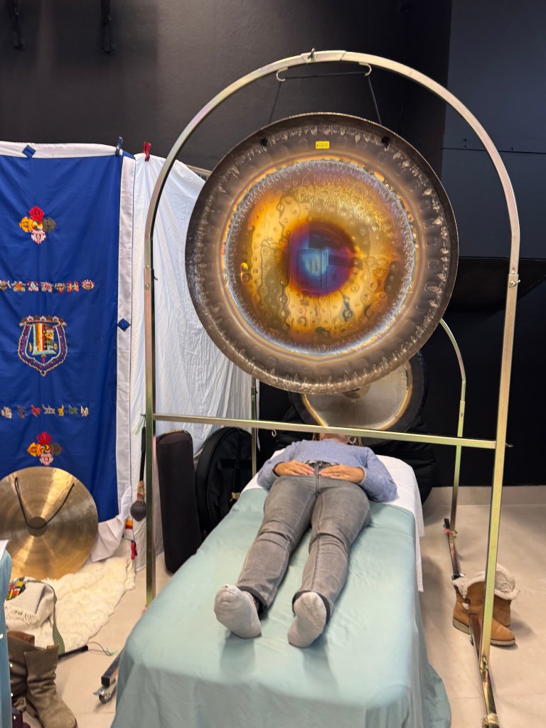 Riviera Gong, sonotherapie avec les gongs au Salon de Bien être la Londe-les-Maures par Angie Arcangioli